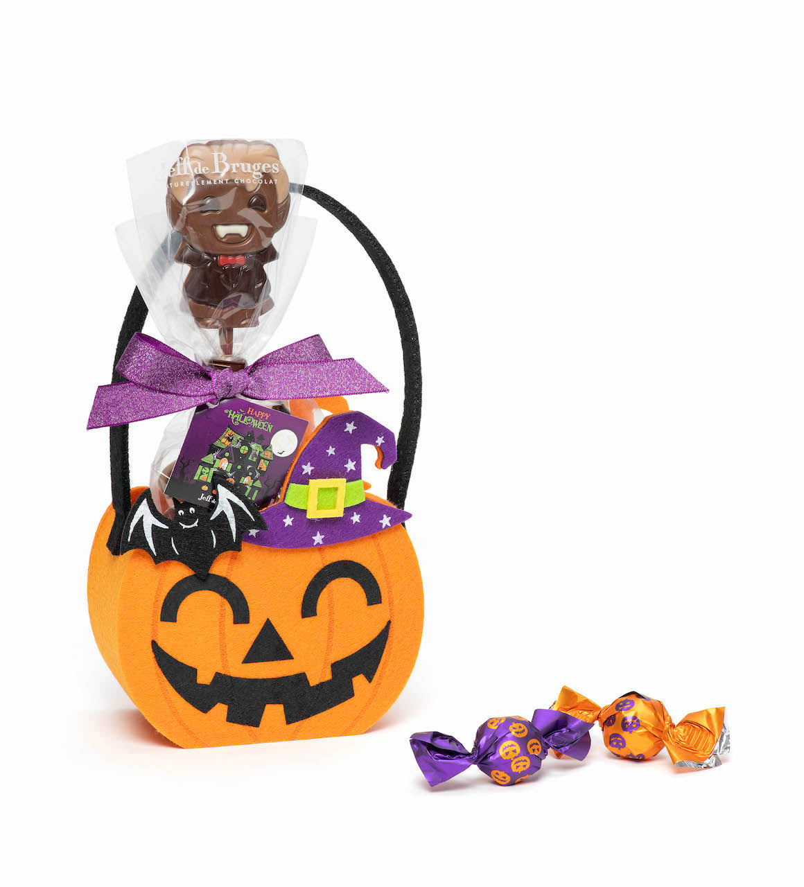 Košík dýně s halloweenskými bonbony a mléčným lízátkem